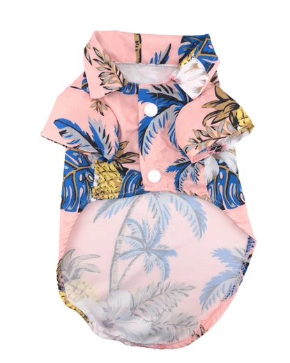 Vista frontal de camisa hawaiana rosa para perros con botones y estampado tropical.